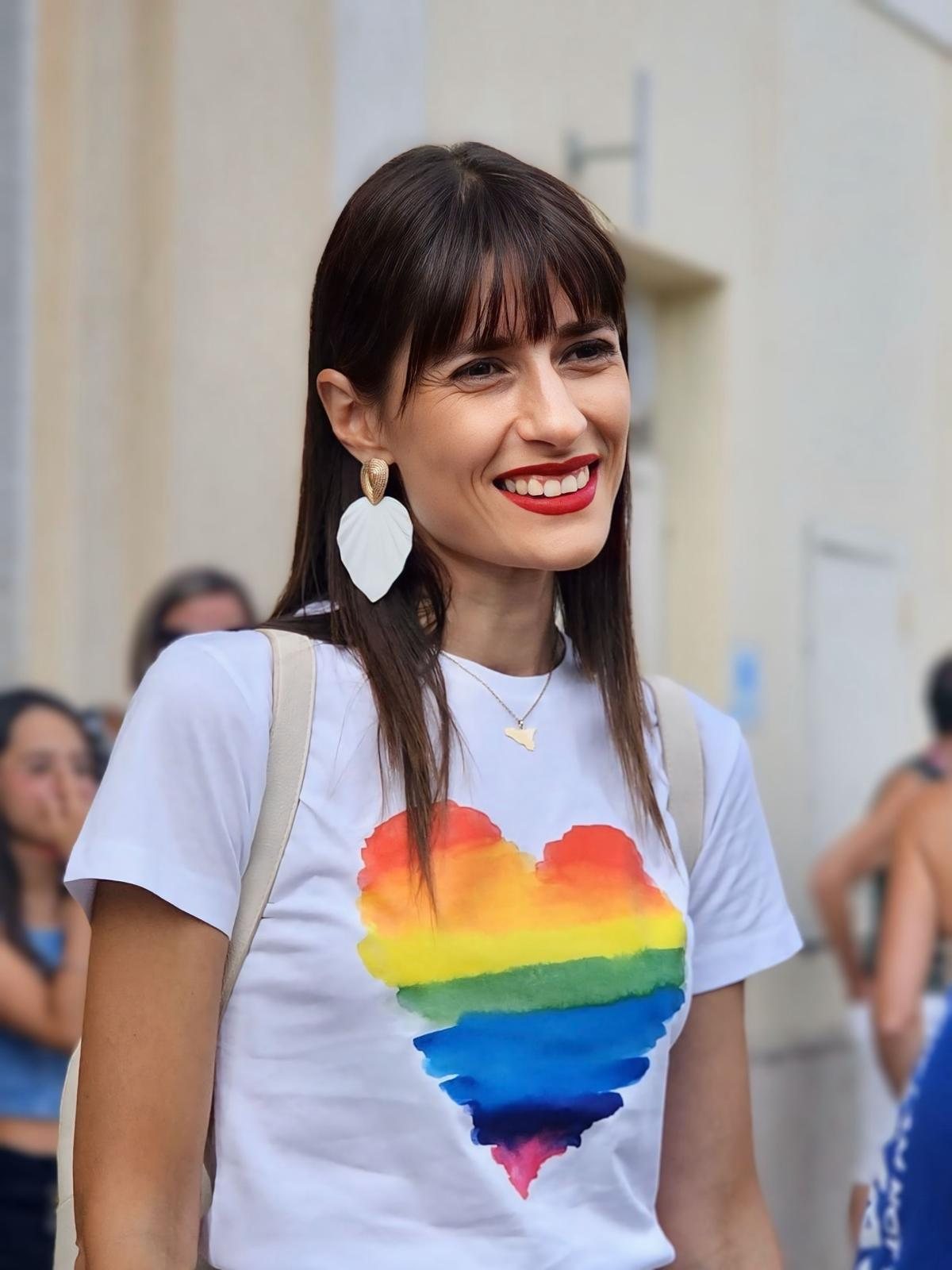 Cristina Ciminnisi alla manifestazione per i diritti con la bandiera arcobaleno